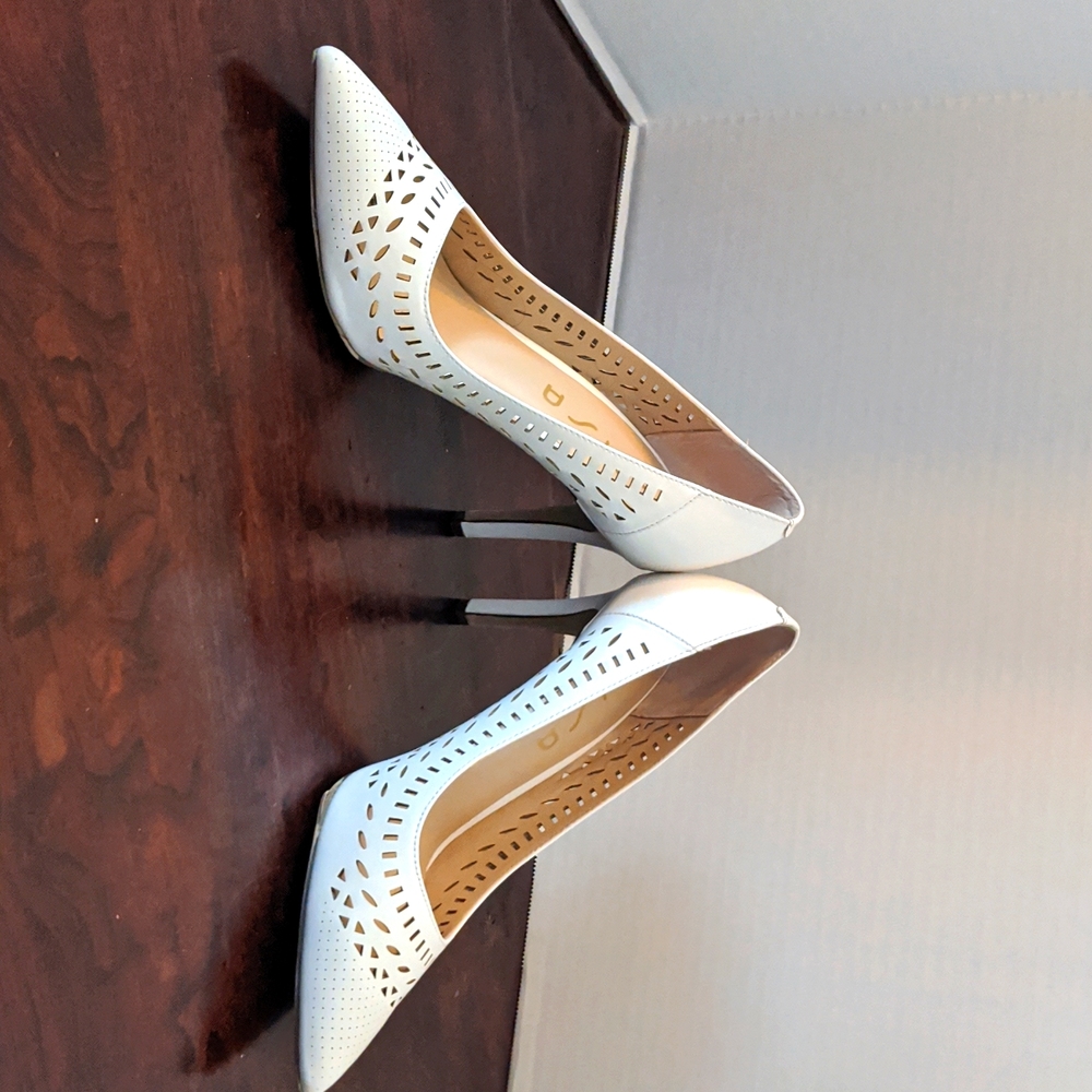 Unisa white pointy toe pumps